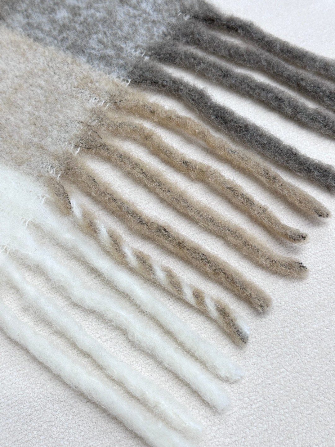 
2024年爆款到货！✔️原厂原单，ACNE新款羊驼毛➕马海毛彩虹围巾，斯德哥尔摩的温暖色彩！第一眼便爱