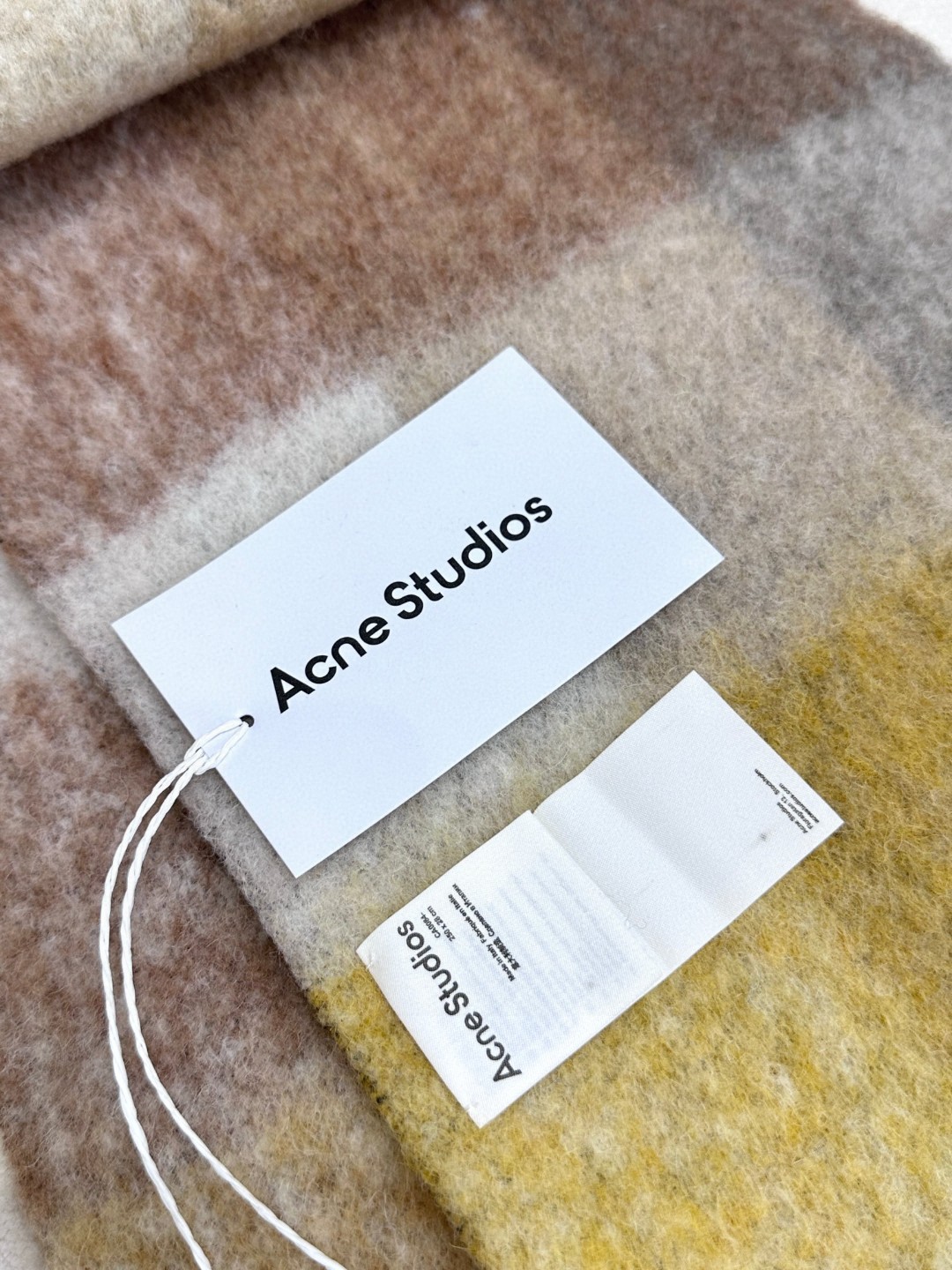 
2024年爆款到货！✔️原厂原单，ACNE新款羊驼毛➕马海毛彩虹围巾，斯德哥尔摩的温暖色彩！第一眼便爱