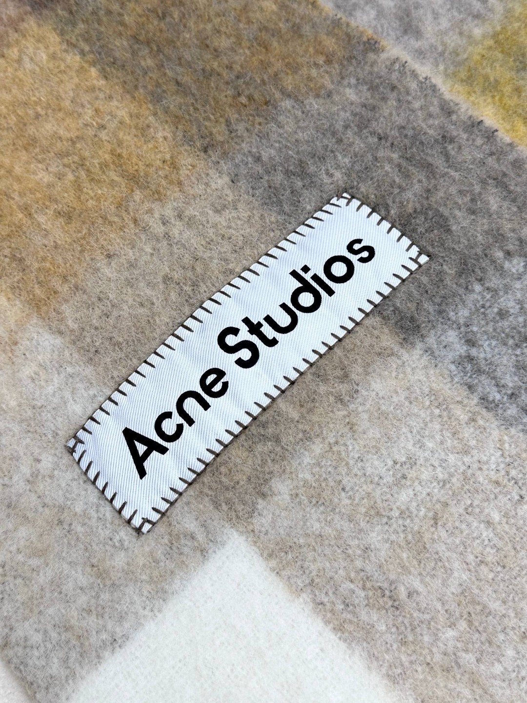 
2024年爆款到货！✔️原厂原单，ACNE新款羊驼毛➕马海毛彩虹围巾，斯德哥尔摩的温暖色彩！第一眼便爱