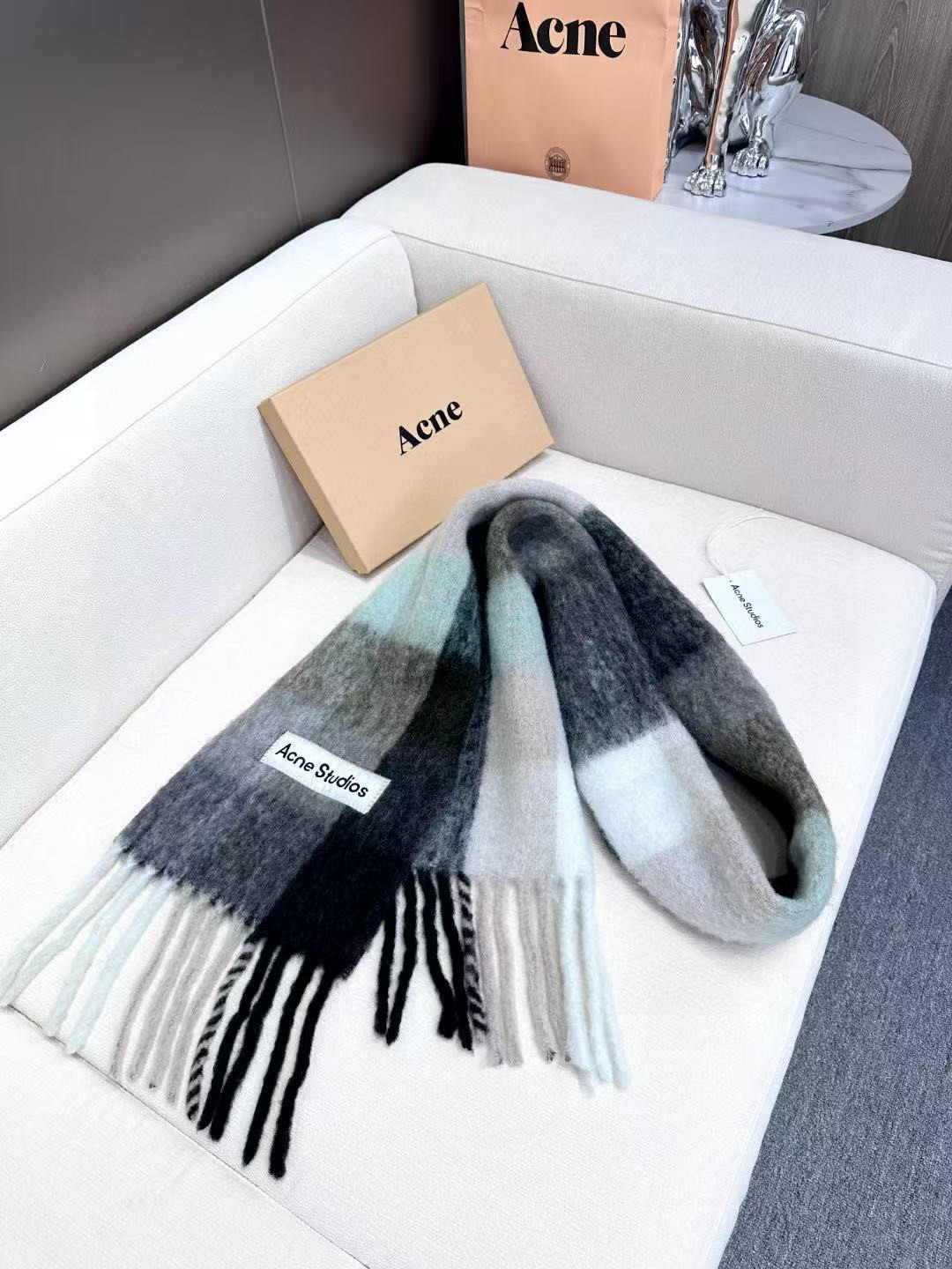 
2024年爆款到货！✔️原厂原单，ACNE新款羊驼毛➕马海毛彩虹围巾，斯德哥尔摩的温暖色彩！第一眼便爱