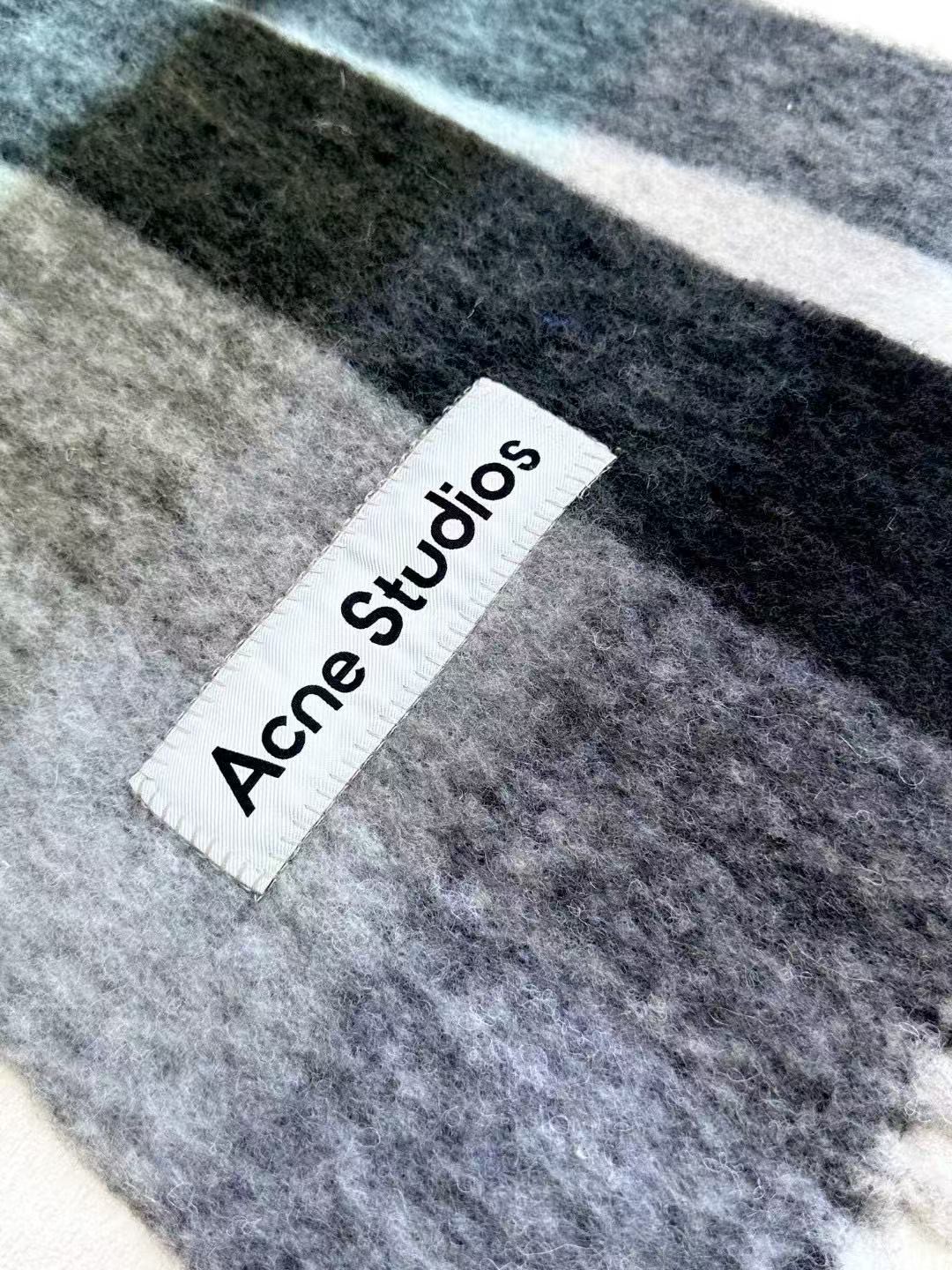 
2024年爆款到货！✔️原厂原单，ACNE新款羊驼毛➕马海毛彩虹围巾，斯德哥尔摩的温暖色彩！第一眼便爱