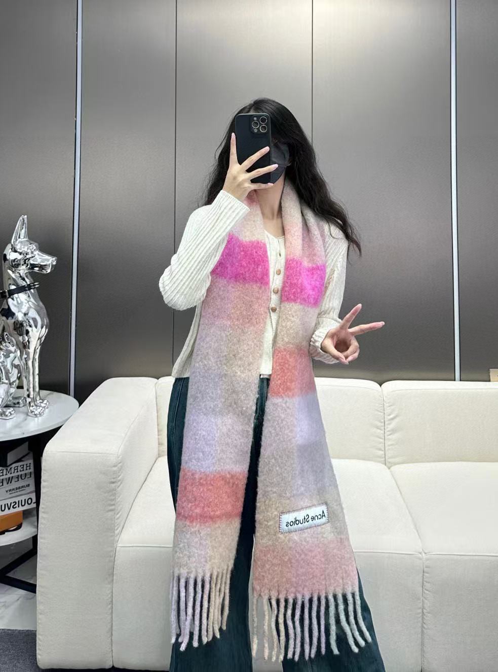 
2024年爆款到货！✔️原厂原单，ACNE新款羊驼毛➕马海毛彩虹围巾，斯德哥尔摩的温暖色彩！第一眼便爱