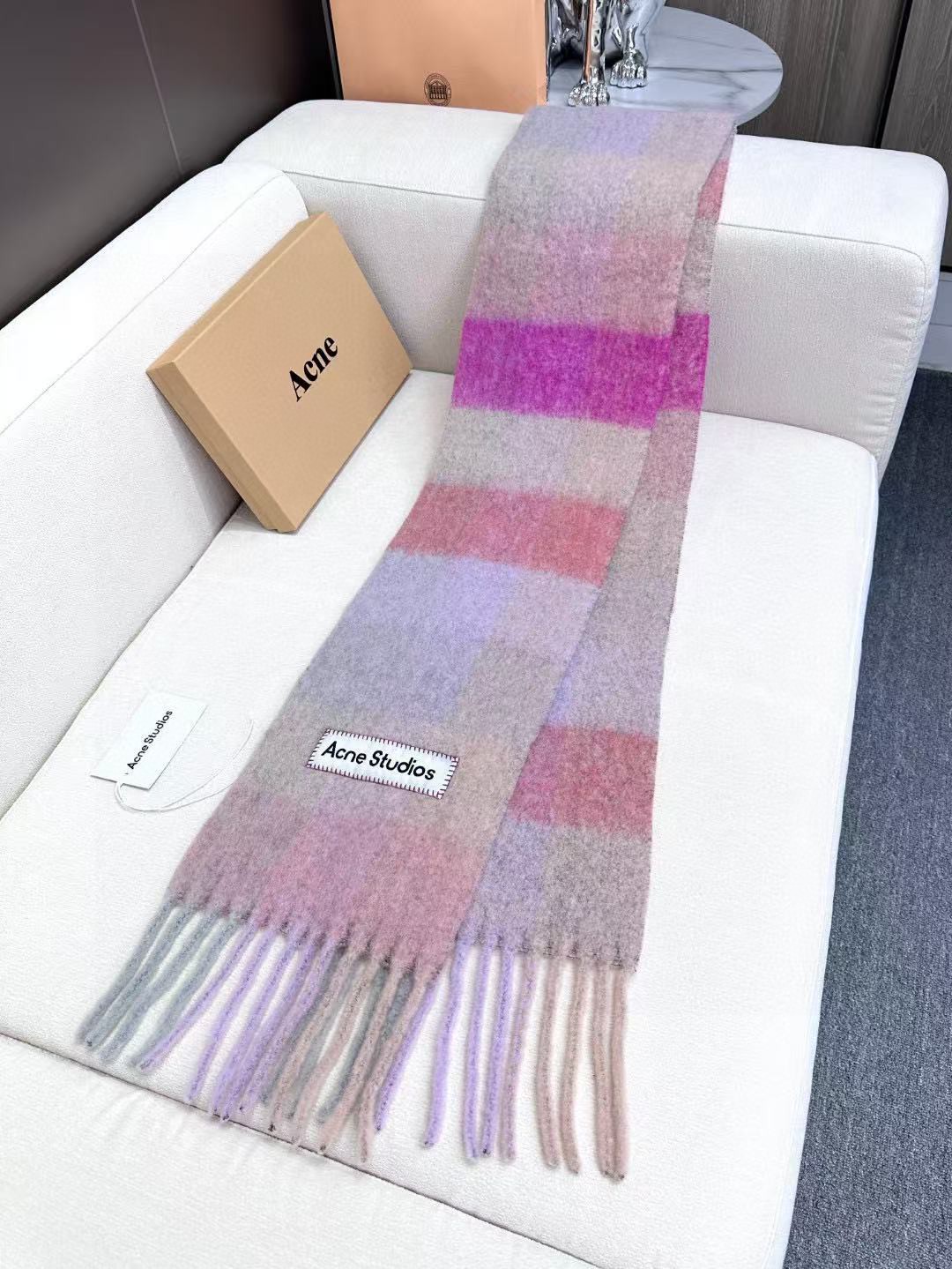 
2024年爆款到货！✔️原厂原单，ACNE新款羊驼毛➕马海毛彩虹围巾，斯德哥尔摩的温暖色彩！第一眼便爱