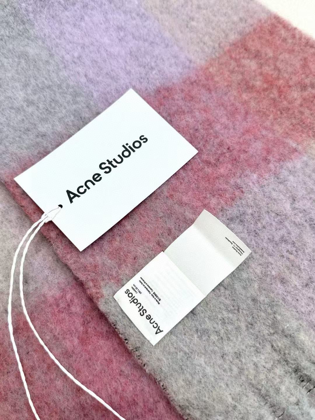 
2024年爆款到货！✔️原厂原单，ACNE新款羊驼毛➕马海毛彩虹围巾，斯德哥尔摩的温暖色彩！第一眼便爱