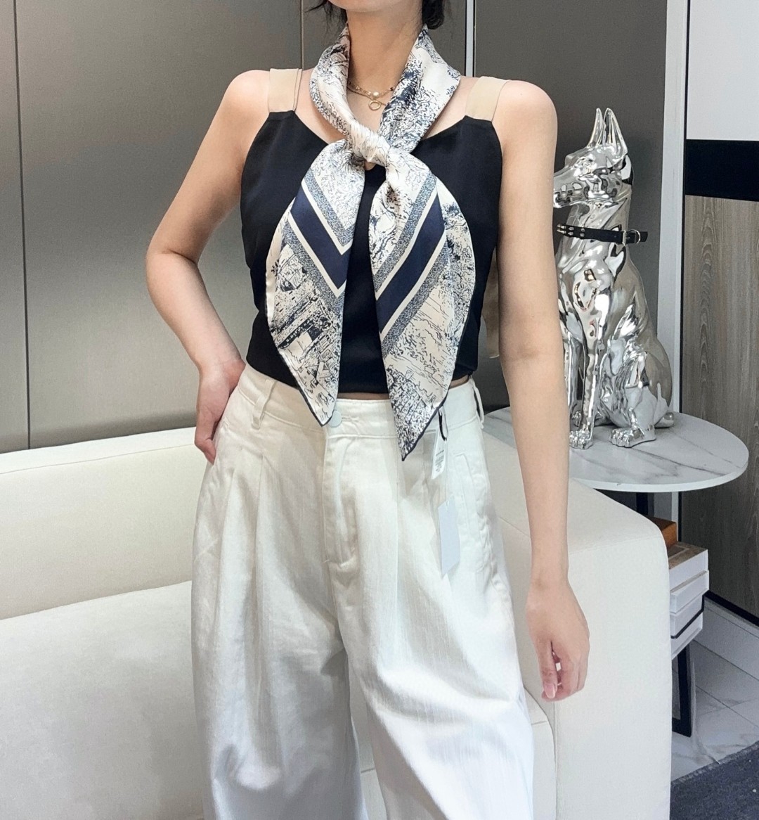 
𝐃𝐈𝐎𝐑 𝟐𝟓早春新款《苏格兰茹伊丝巾》
Size：90x90cm 100%真丝斜纹绸 16mm原单克