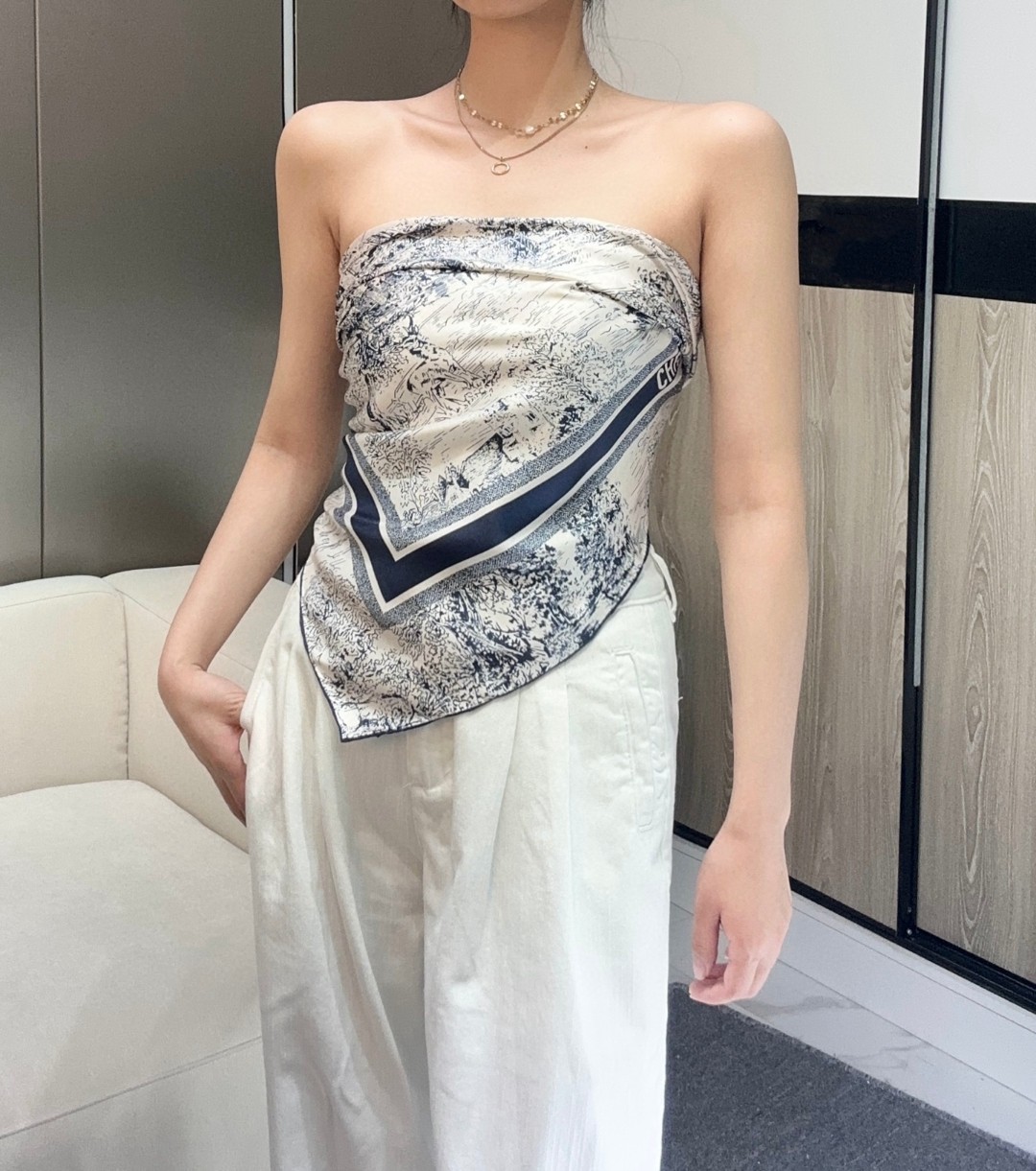 
𝐃𝐈𝐎𝐑 𝟐𝟓早春新款《苏格兰茹伊丝巾》
Size：90x90cm 100%真丝斜纹绸 16mm原单克