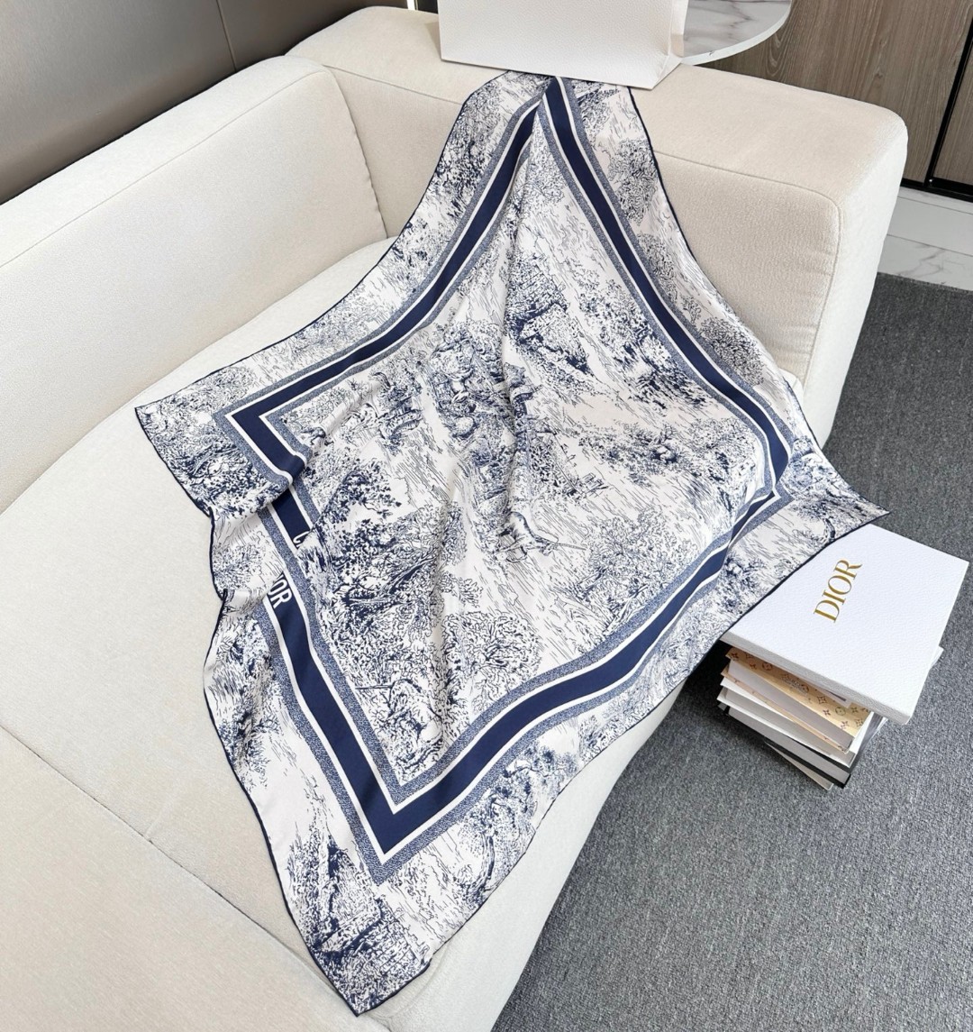 
𝐃𝐈𝐎𝐑 𝟐𝟓早春新款《苏格兰茹伊丝巾》
Size：90x90cm 100%真丝斜纹绸 16mm原单克
