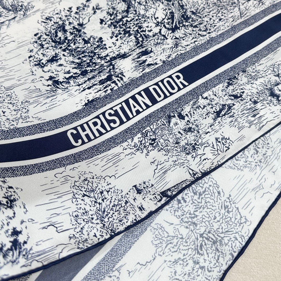 
𝐃𝐈𝐎𝐑 𝟐𝟓早春新款《苏格兰茹伊丝巾》
Size：90x90cm 100%真丝斜纹绸 16mm原单克