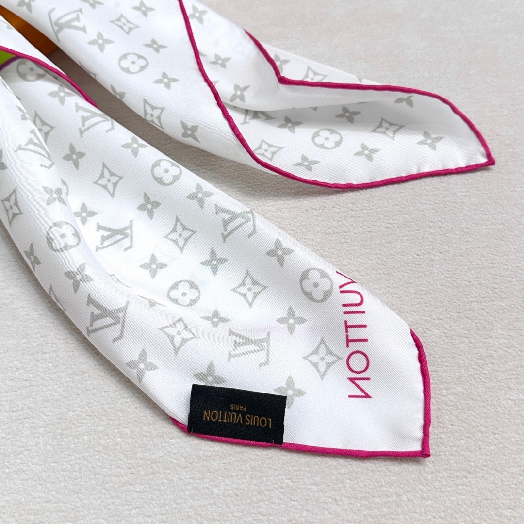 LV x TM SUPERFLAT 90 方巾
【18mm顶级真丝双面同色丝巾
LV x TM Mo