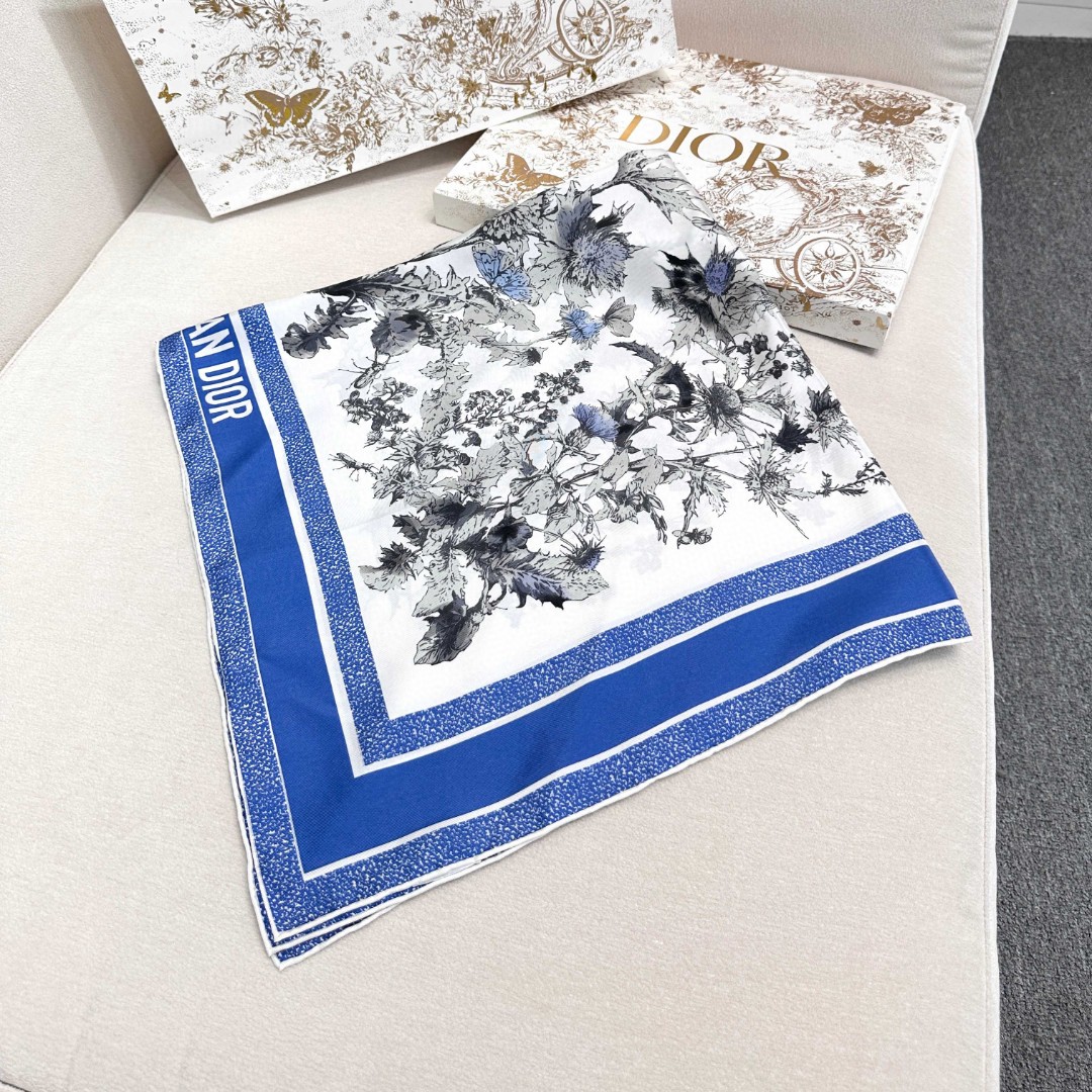   Dior 印花方巾 18mm顶级真丝双面同色印花
这款方巾饰以彼得罗•鲁福（Pietro Ruffo