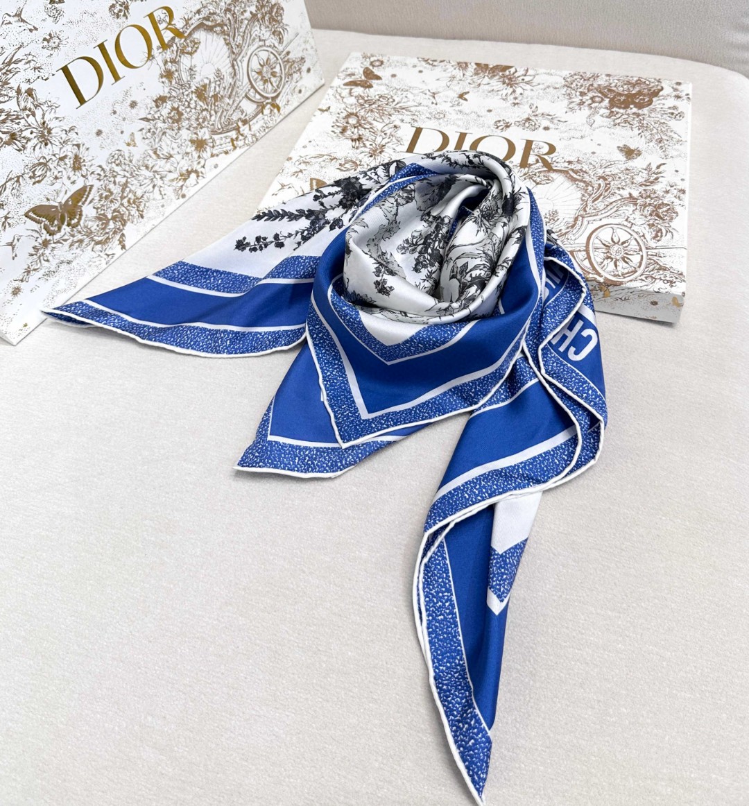   Dior 印花方巾 18mm顶级真丝双面同色印花
这款方巾饰以彼得罗•鲁福（Pietro Ruffo