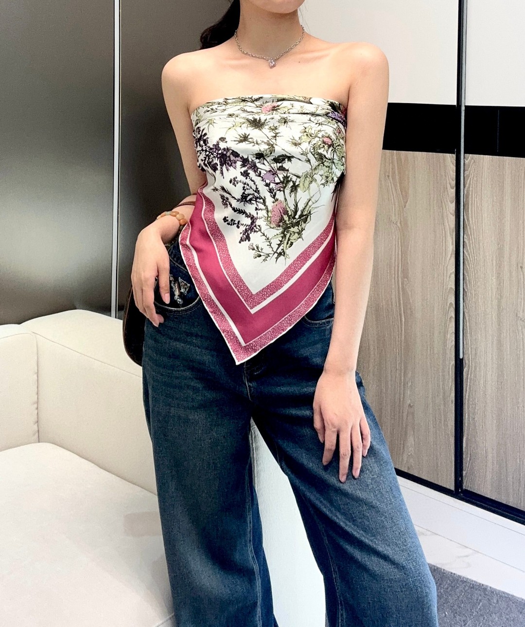   Dior 印花方巾 18mm顶级真丝双面同色印花
这款方巾饰以彼得罗•鲁福（Pietro Ruffo