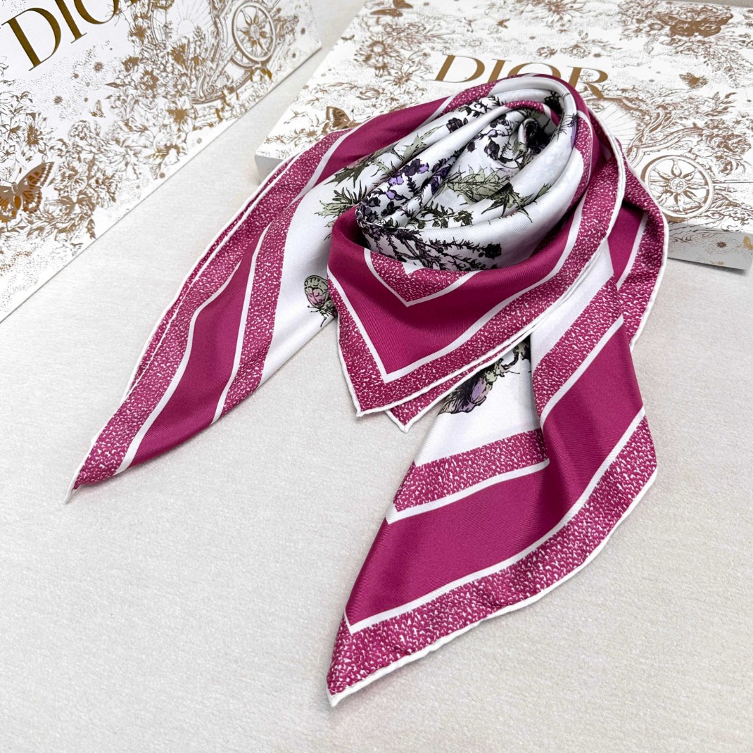   Dior 印花方巾 18mm顶级真丝双面同色印花
这款方巾饰以彼得罗•鲁福（Pietro Ruffo