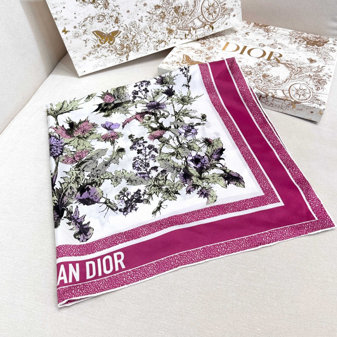   Dior 印花方巾 18mm顶级真丝双面同色印花
这款方巾饰以彼得罗•鲁福（Pietro Ruffo