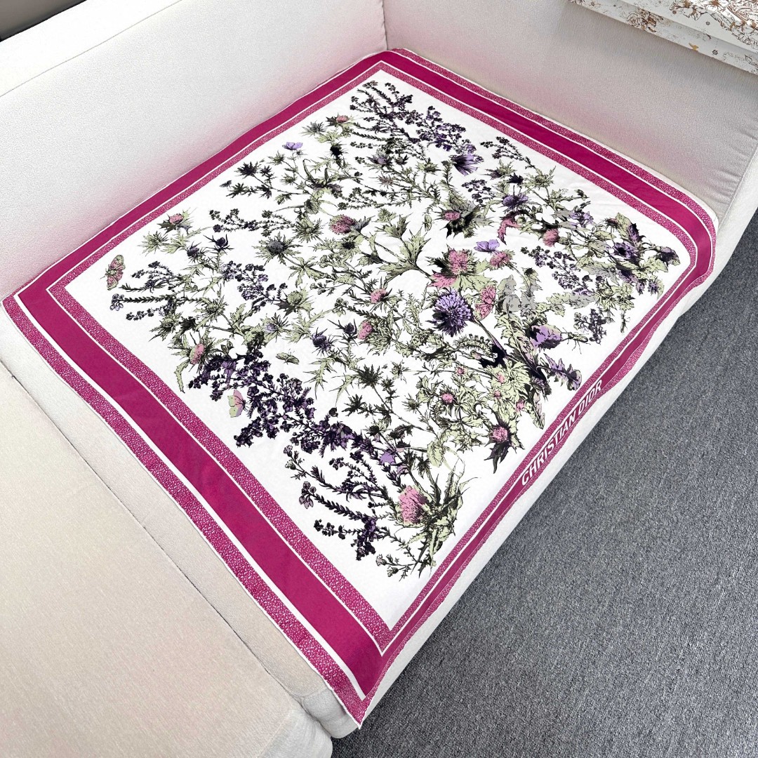   Dior 印花方巾 18mm顶级真丝双面同色印花
这款方巾饰以彼得罗•鲁福（Pietro Ruffo