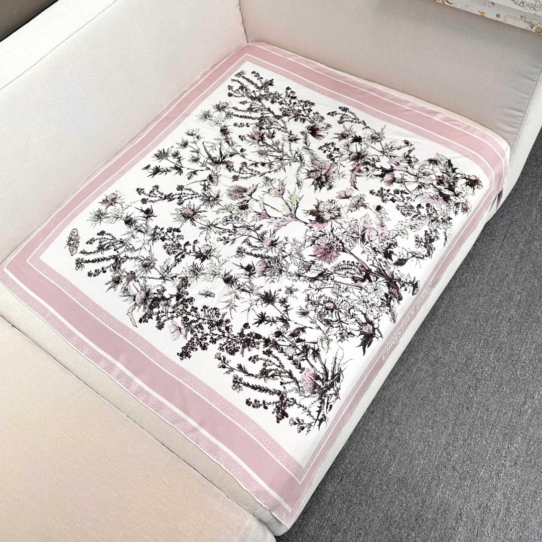 Dior 印花方巾 18mm顶级真丝双面同色印花
这款方巾饰以彼得罗•鲁福(Pietro Ruffo
