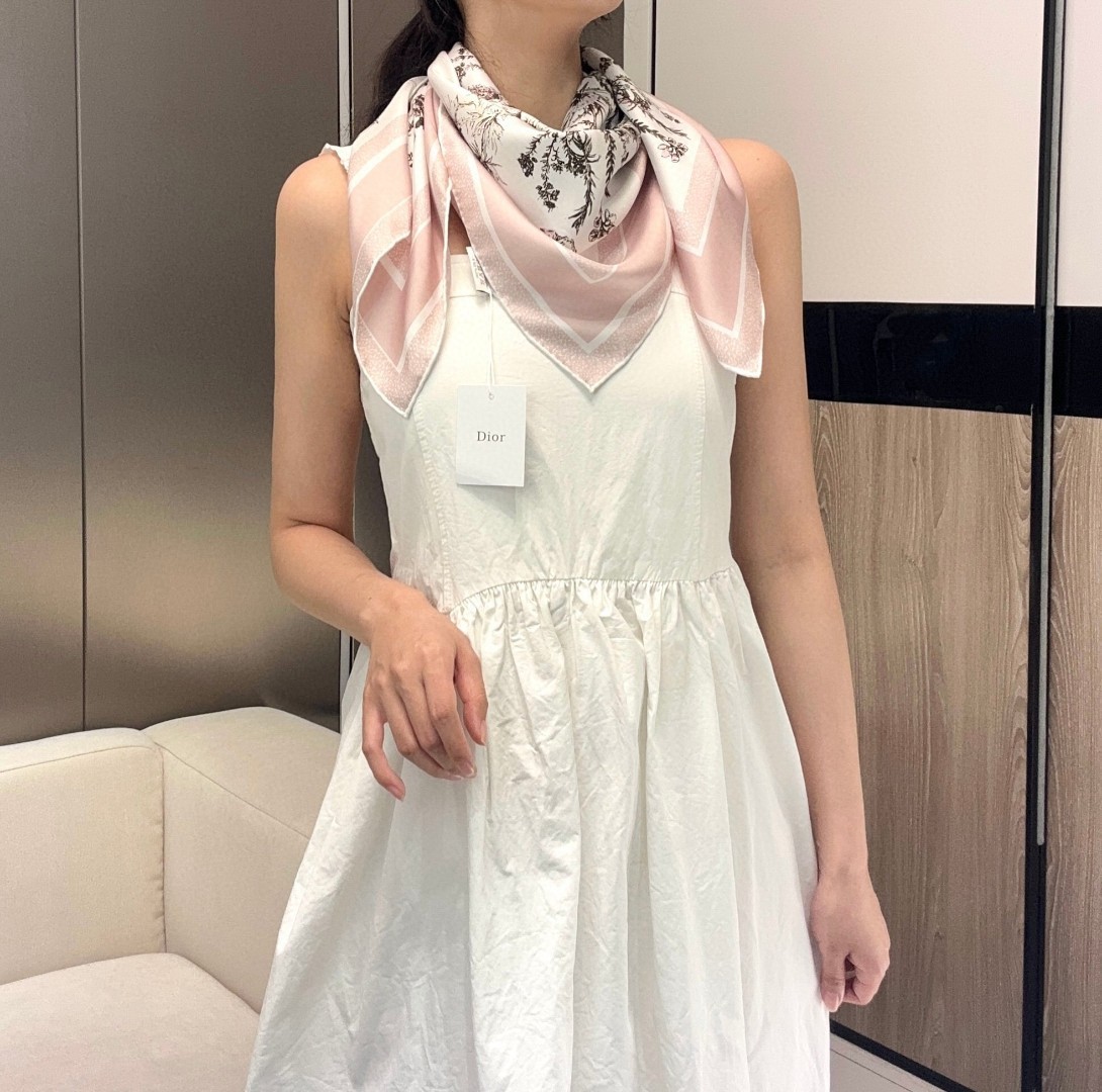 Dior 印花方巾 18mm顶级真丝双面同色印花
这款方巾饰以彼得罗•鲁福(Pietro Ruffo