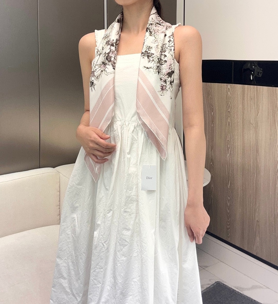 Dior 印花方巾 18mm顶级真丝双面同色印花
这款方巾饰以彼得罗•鲁福(Pietro Ruffo