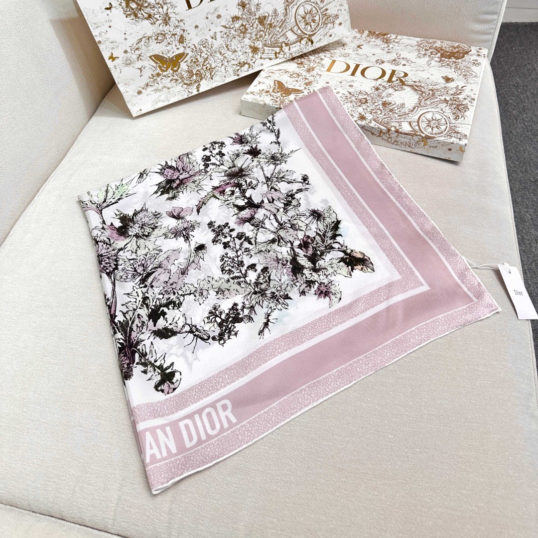 Dior 印花方巾 18mm顶级真丝双面同色印花
这款方巾饰以彼得罗•鲁福(Pietro Ruffo