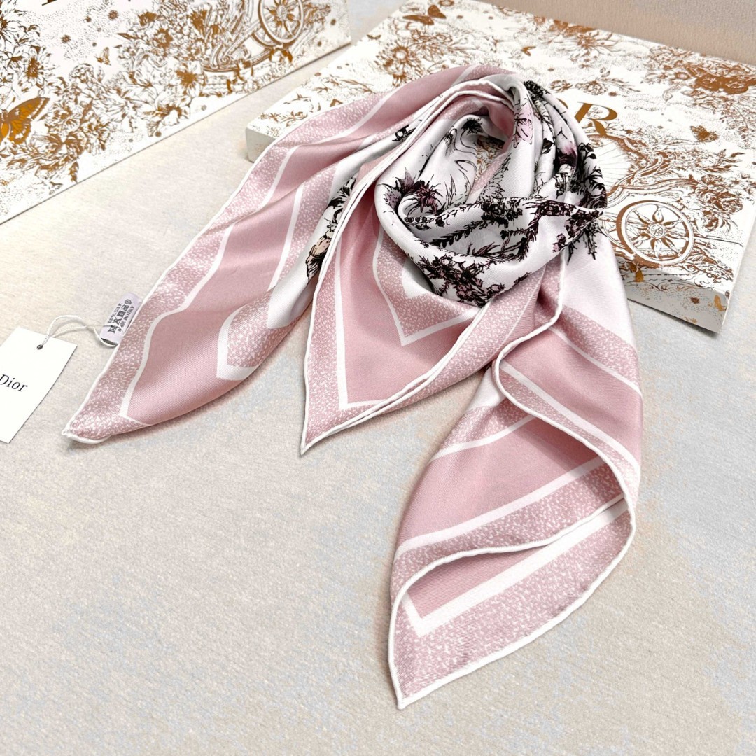 Dior 印花方巾 18mm顶级真丝双面同色印花
这款方巾饰以彼得罗•鲁福(Pietro Ruffo