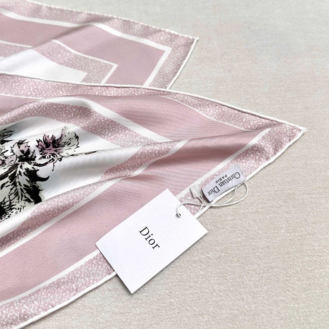 Dior 印花方巾 18mm顶级真丝双面同色印花
这款方巾饰以彼得罗•鲁福(Pietro Ruffo