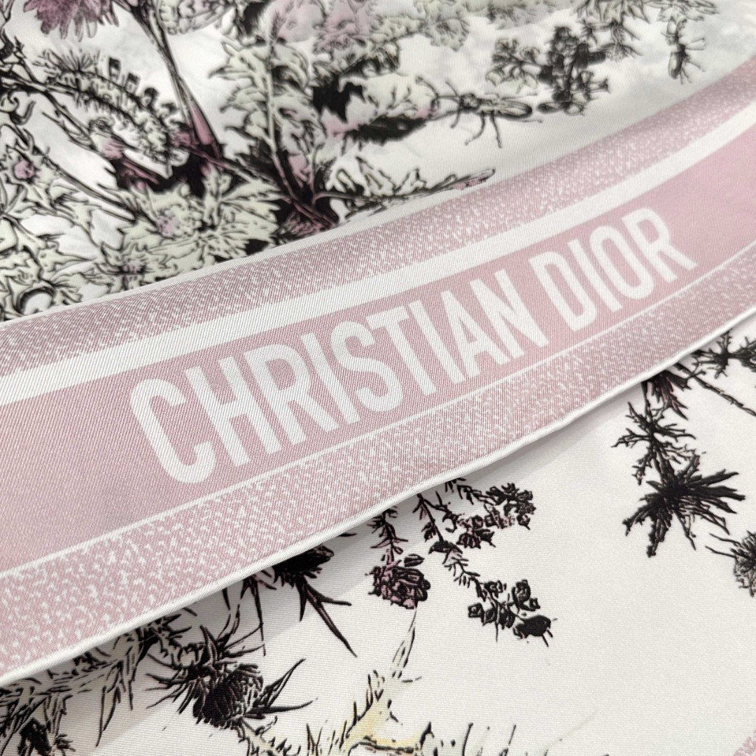Dior 印花方巾 18mm顶级真丝双面同色印花
这款方巾饰以彼得罗•鲁福(Pietro Ruffo