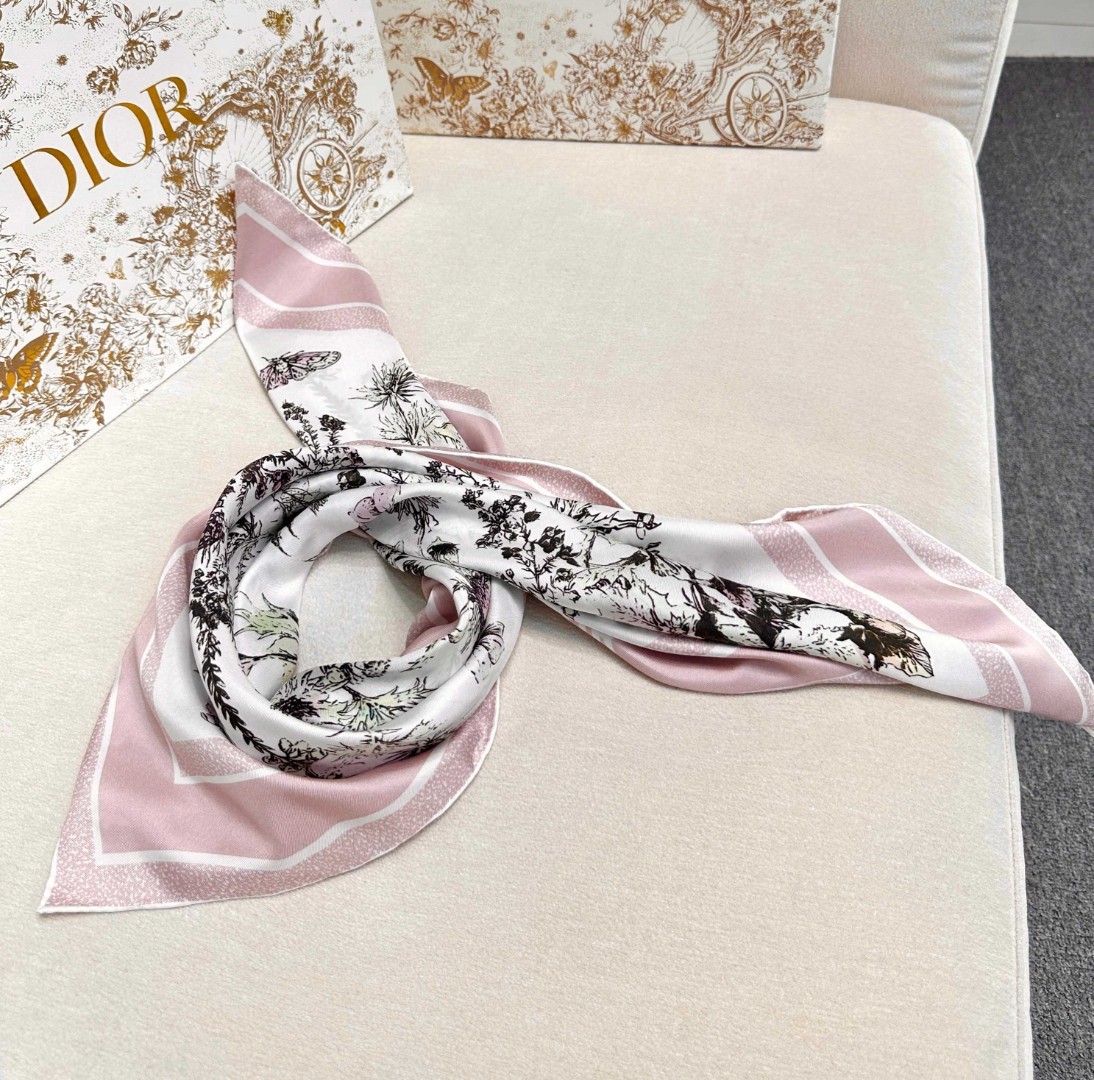 Dior 印花方巾 18mm顶级真丝双面同色印花
这款方巾饰以彼得罗•鲁福(Pietro Ruffo