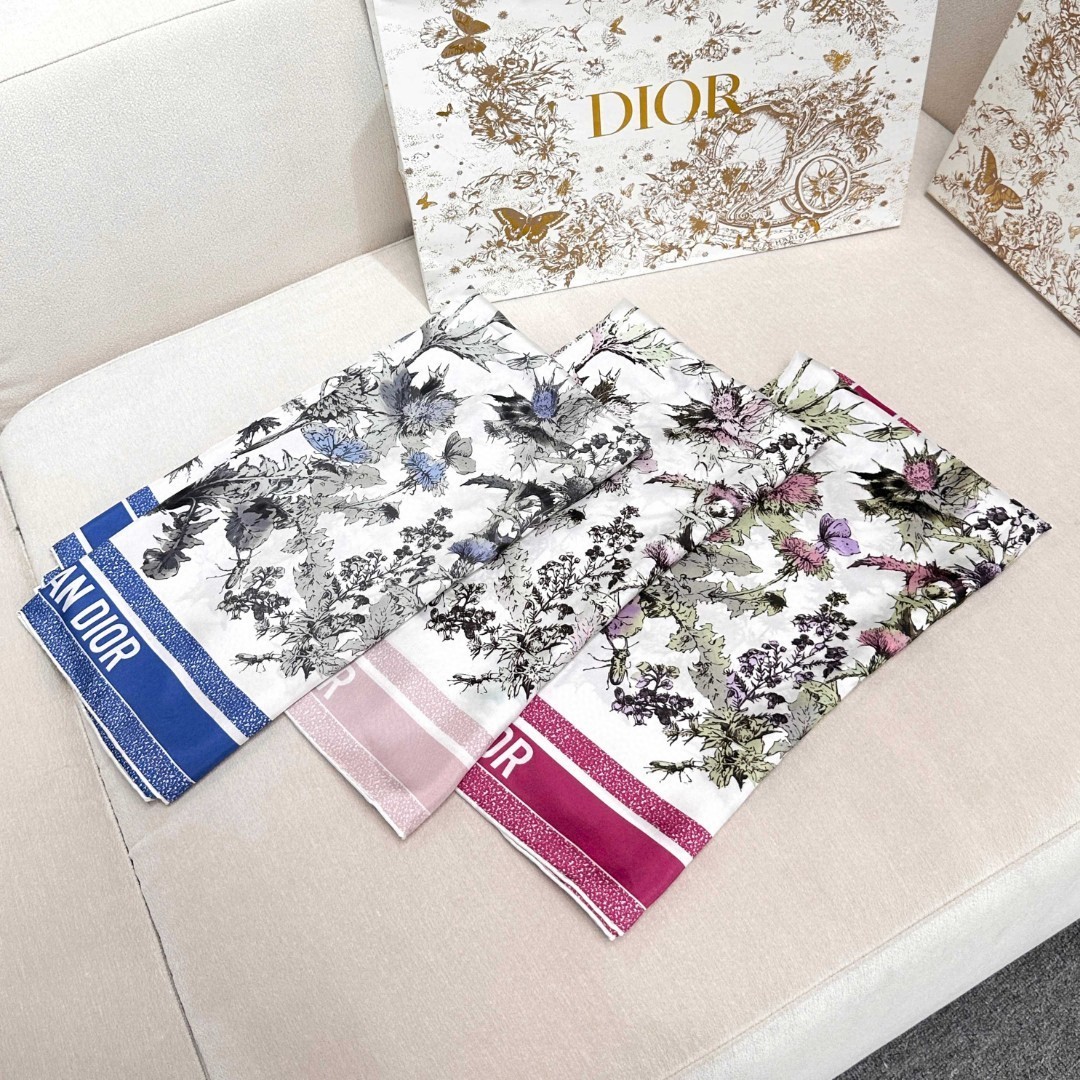 Dior 印花方巾 18mm顶级真丝双面同色印花
这款方巾饰以彼得罗•鲁福(Pietro Ruffo