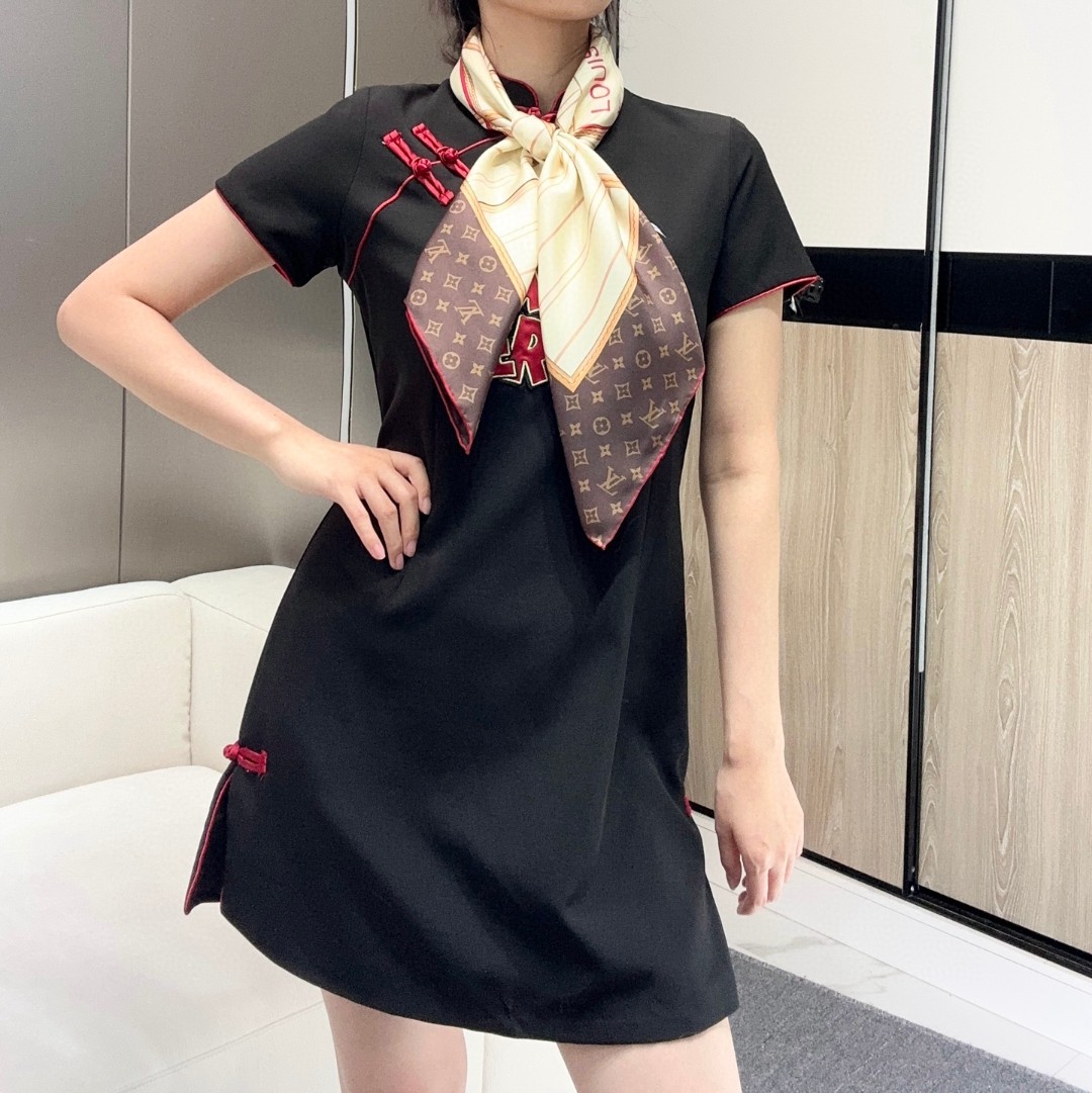   Louis Vuitton 90 方巾
面料为最顶级18姆米桑蚕丝 手感柔软丝滑 绝对独一无二❗双面