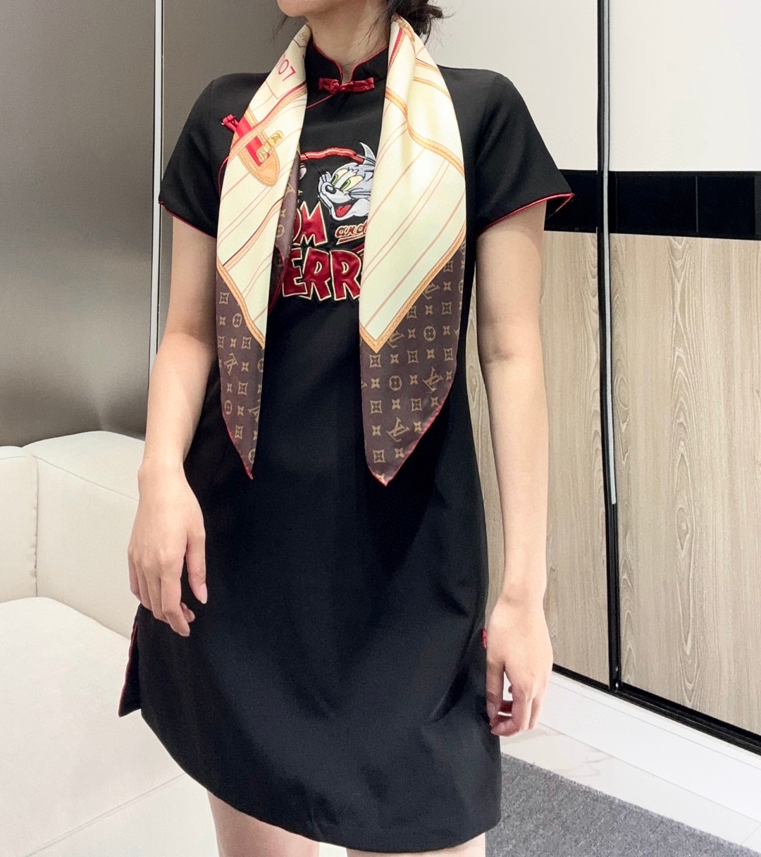   Louis Vuitton 90 方巾
面料为最顶级18姆米桑蚕丝 手感柔软丝滑 绝对独一无二❗双面
