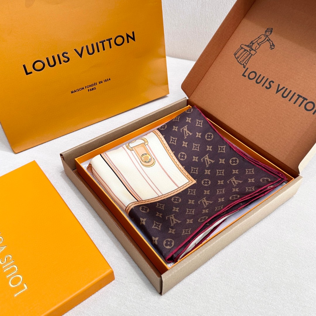   Louis Vuitton 90 方巾
面料为最顶级18姆米桑蚕丝 手感柔软丝滑 绝对独一无二❗双面