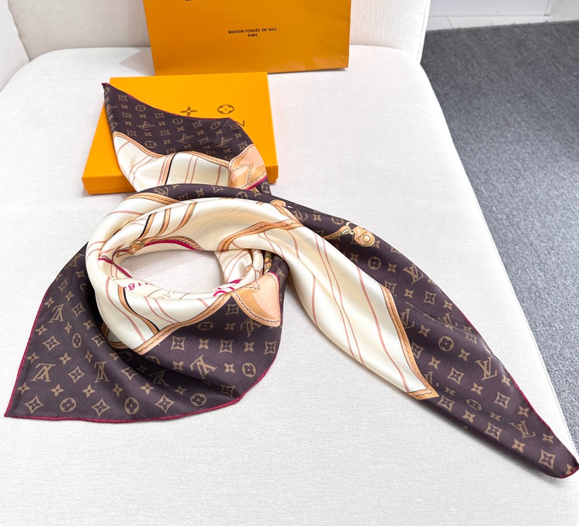   Louis Vuitton 90 方巾
面料为最顶级18姆米桑蚕丝 手感柔软丝滑 绝对独一无二❗双面