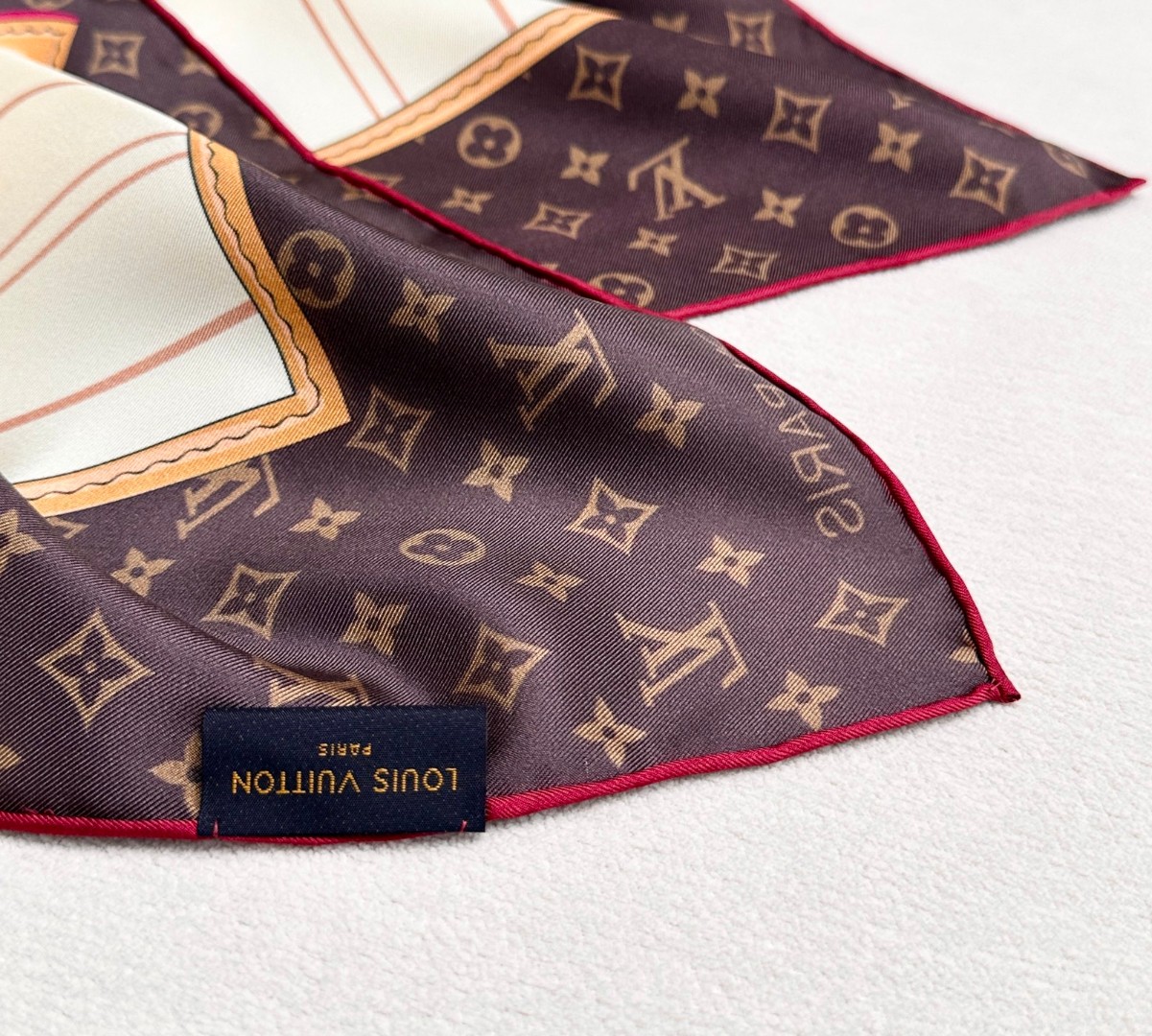   Louis Vuitton 90 方巾
面料为最顶级18姆米桑蚕丝 手感柔软丝滑 绝对独一无二❗双面