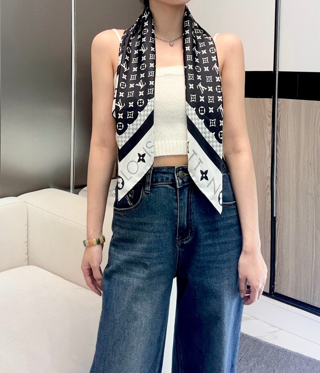 18姆米双面 16姆米单面
绝美🖤专属LV丝巾，本年度最美的丝巾🖤
最最最上好的真丝,柔软细腻丝滑才是
