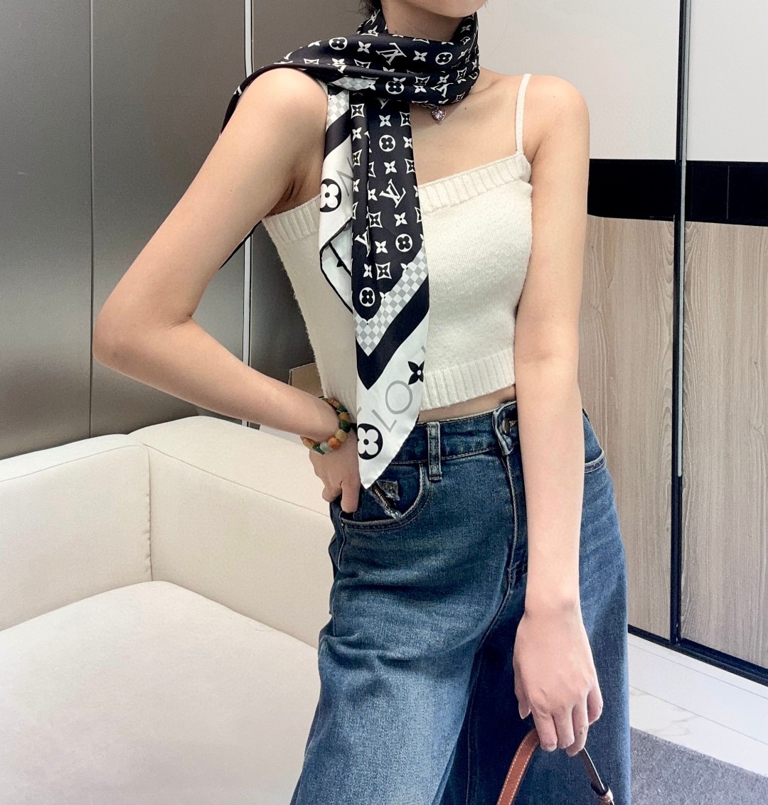 18姆米双面 16姆米单面
绝美🖤专属LV丝巾，本年度最美的丝巾🖤
最最最上好的真丝,柔软细腻丝滑才是
