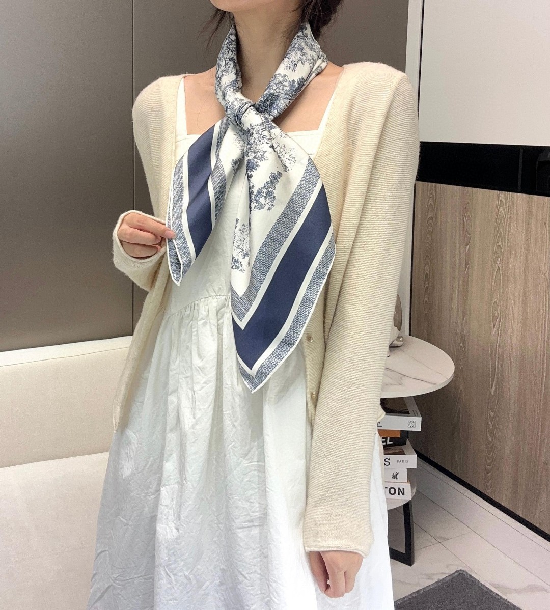 Dior 印花方巾-【18mm顶级真丝双面同色丝巾】
90 厘米象牙色和海军蓝色桑蚕丝斜纹面料 Sa