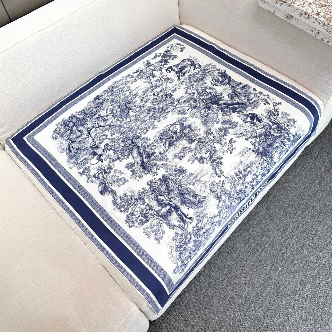 Dior 印花方巾-【18mm顶级真丝双面同色丝巾】
90 厘米象牙色和海军蓝色桑蚕丝斜纹面料 Sa