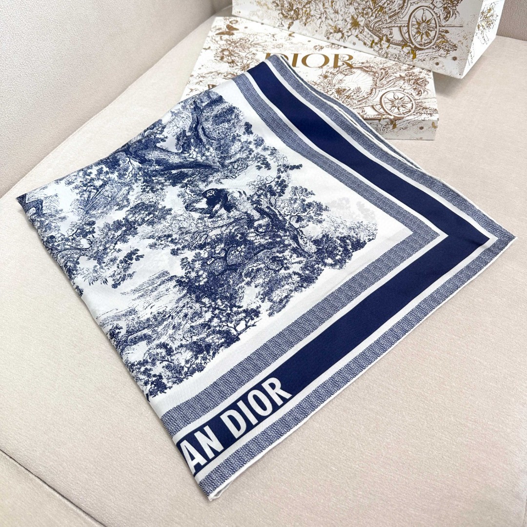 Dior 印花方巾-【18mm顶级真丝双面同色丝巾】
90 厘米象牙色和海军蓝色桑蚕丝斜纹面料 Sa