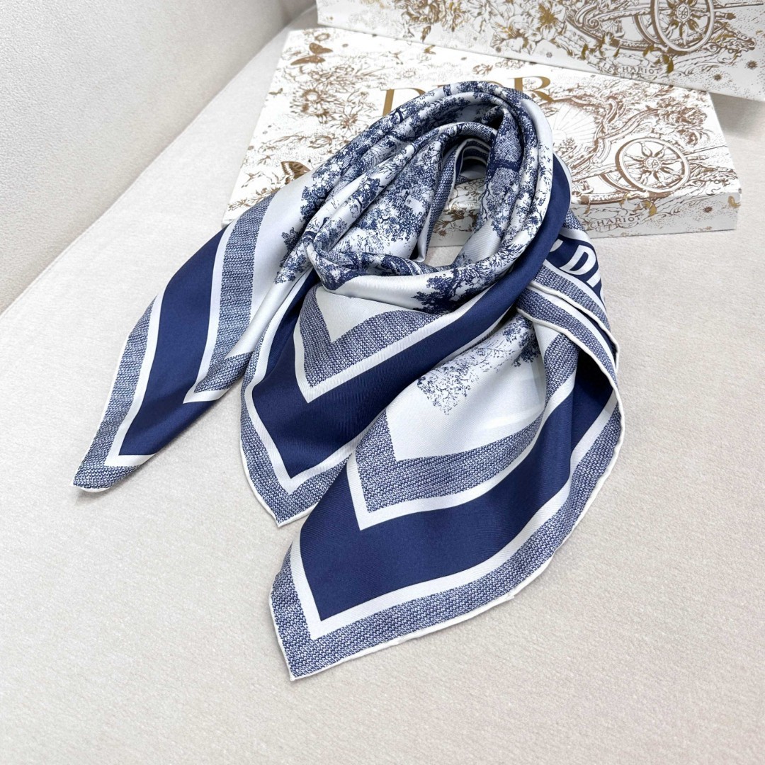 Dior 印花方巾-【18mm顶级真丝双面同色丝巾】
90 厘米象牙色和海军蓝色桑蚕丝斜纹面料 Sa