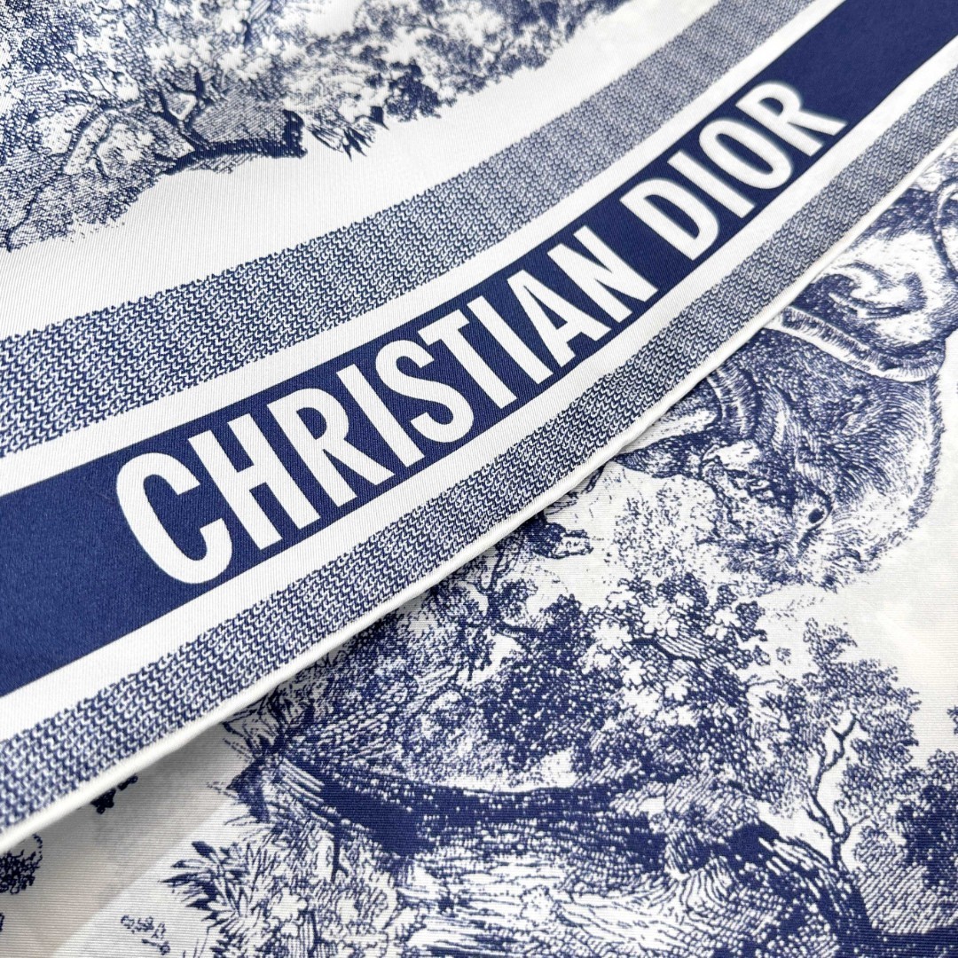 Dior 印花方巾-【18mm顶级真丝双面同色丝巾】
90 厘米象牙色和海军蓝色桑蚕丝斜纹面料 Sa