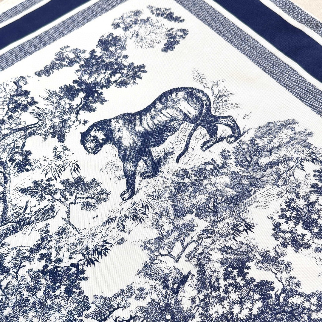 Dior 印花方巾-【18mm顶级真丝双面同色丝巾】
90 厘米象牙色和海军蓝色桑蚕丝斜纹面料 Sa