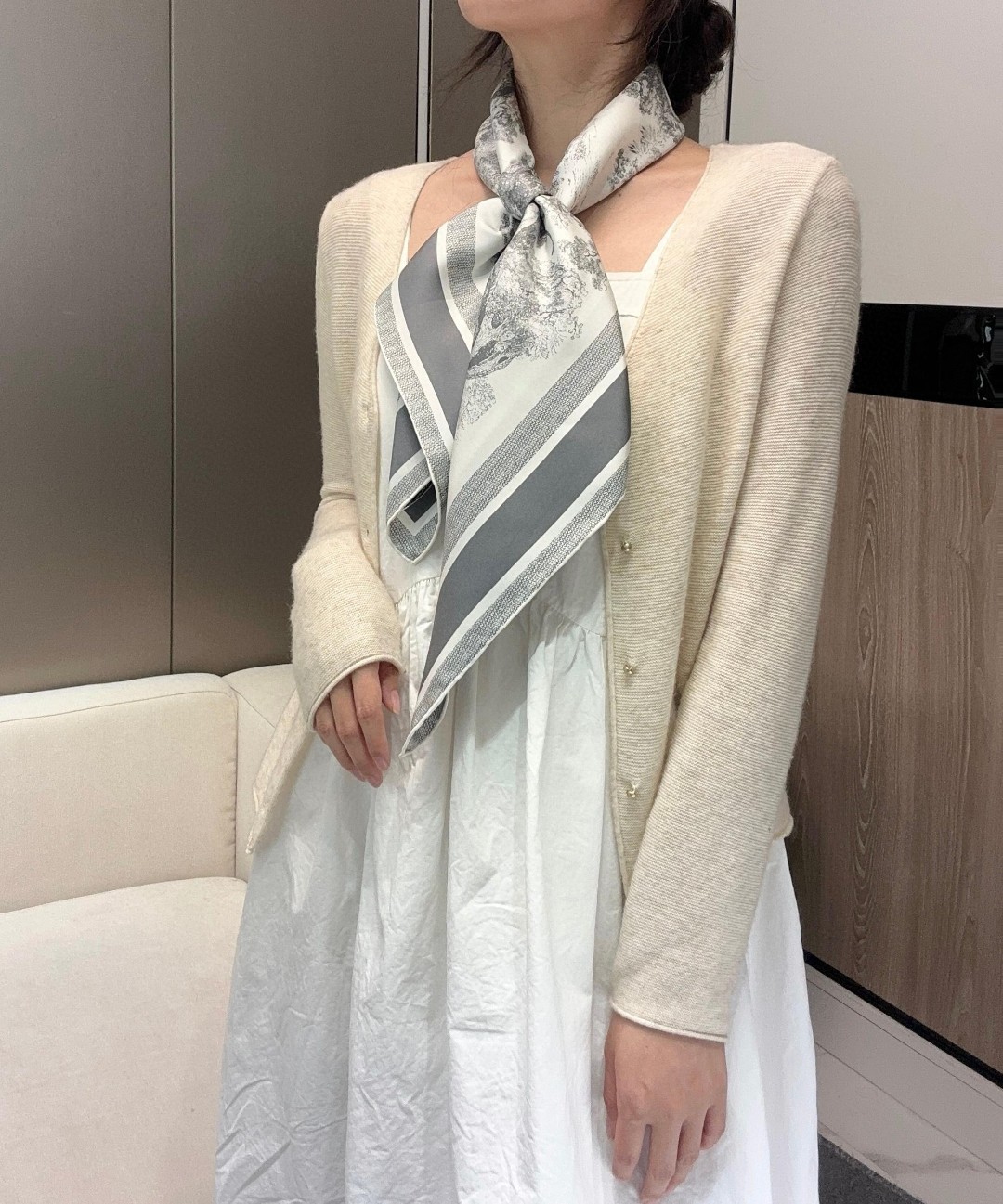 Dior 印花方巾-【18mm顶级真丝双面同色丝巾】
90 厘米象牙色和海军蓝色桑蚕丝斜纹面料 Sa
