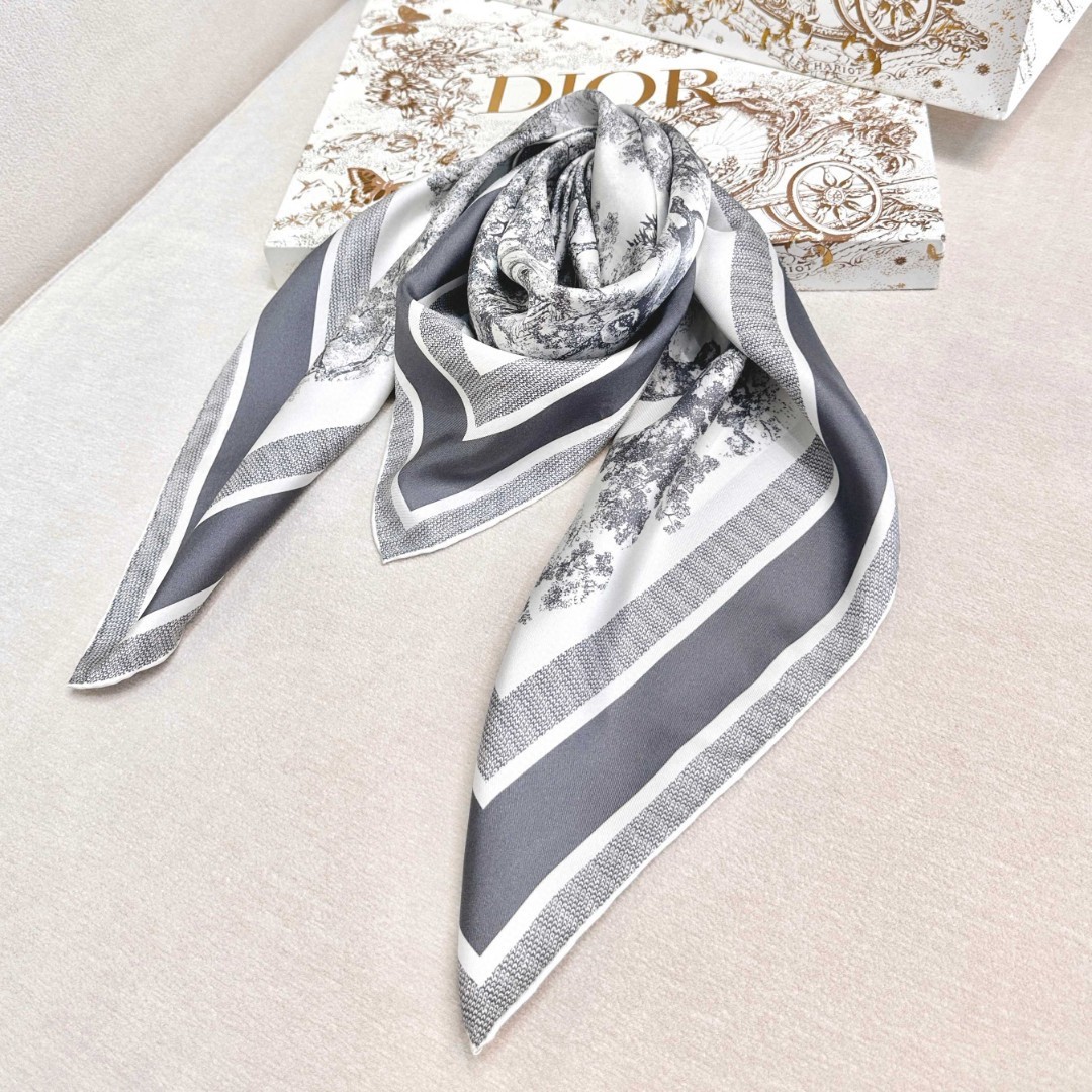 Dior 印花方巾-【18mm顶级真丝双面同色丝巾】
90 厘米象牙色和海军蓝色桑蚕丝斜纹面料 Sa