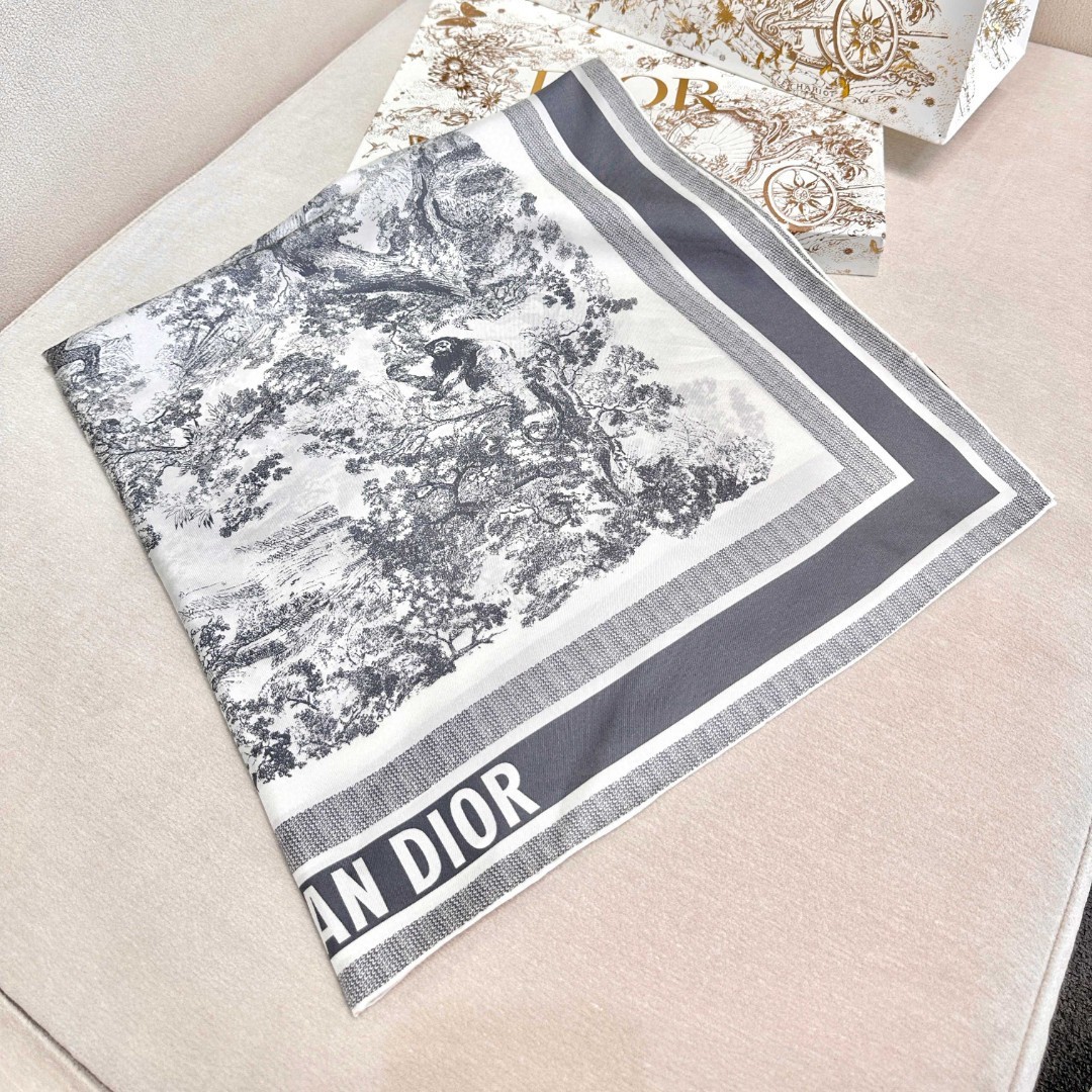 Dior 印花方巾-【18mm顶级真丝双面同色丝巾】
90 厘米象牙色和海军蓝色桑蚕丝斜纹面料 Sa