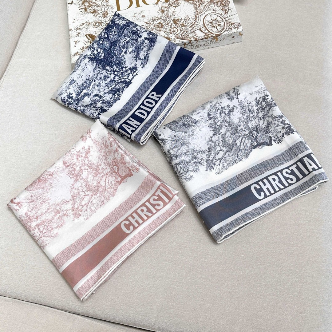 Dior 印花方巾-【18mm顶级真丝双面同色丝巾】
90 厘米象牙色和海军蓝色桑蚕丝斜纹面料 Sa