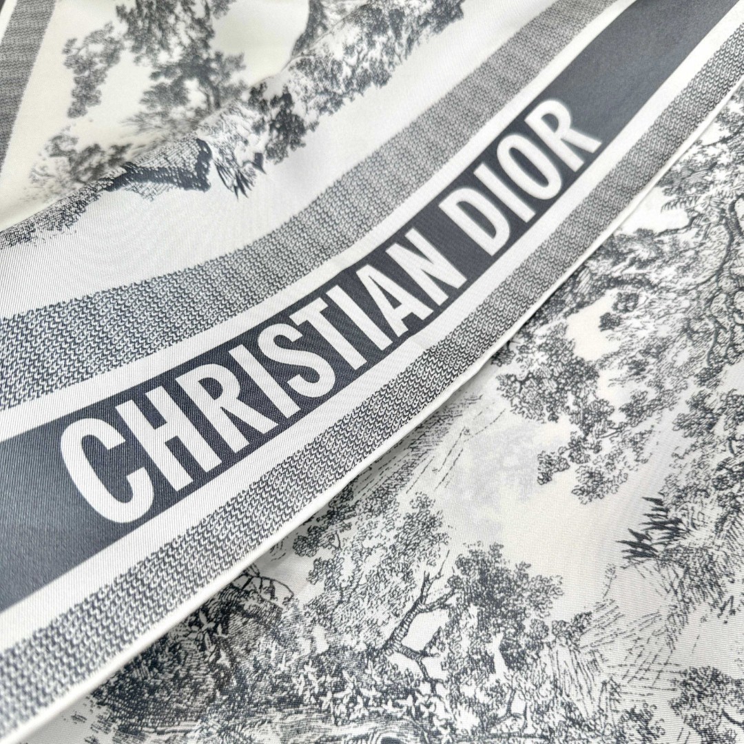 Dior 印花方巾-【18mm顶级真丝双面同色丝巾】
90 厘米象牙色和海军蓝色桑蚕丝斜纹面料 Sa
