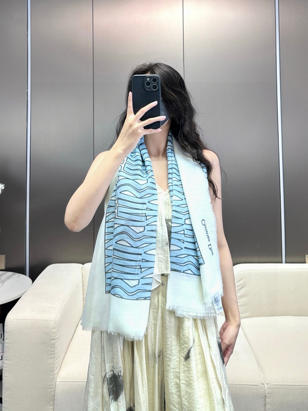 NO:581219,Dior's new cashmere scarf long shawl!  Pure class and style!  So tasteful!  !  】It’s so beautiful, with texture and accent!  !  Dior's signature element of high-end scarf and shawl ~ it's so easy to wear, it looks good in any way you wear it!  !  It’s really very classy and aura. The series of items with this element are so popular!  !  I admire the first-line design level, the upper body is so beautiful!  !  Wear a high-end look!  The fabric has soft texture, super comfortable, extraordinary enjoyment, really great, this high quality, I really like it!  !  A sense of luxury with connotation and depth!  Size specifications: 140*180cm high version scarf, high version scarf, dior, shawls19860909Dior新款羊绒围巾长款披肩！纯粹的高级和时髦感！太有品味了！！】好看死了,质感有腔调！！Dior的招牌元素高端围巾披肩~太好围了,随便围围都好看啊！！真的超级有气质有气场.这个元素的系列单品都好火的！！很佩服一线的设计水准,上身就是这么美！！穿出高级感！面料柔软肌理,超级舒适,非一般的享受,真的非常棒,这种高质感,真心赞！！有内涵有深度的高级感！ 尺寸规格:140*180cm高版本围巾,高版本围巾,dior,shawls,scarf