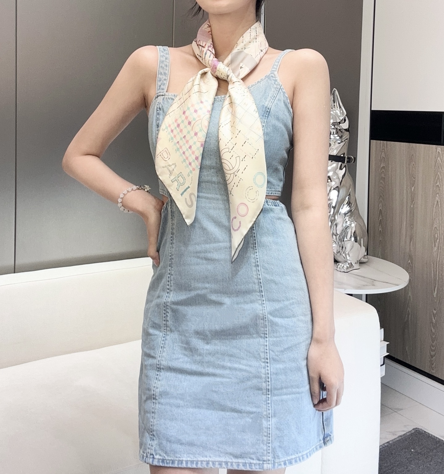 。品名   多彩康鹏
面料：真丝
尺寸：90*90
颜色：黑色 米白色
时尚就是经典不断变换的过程
经典