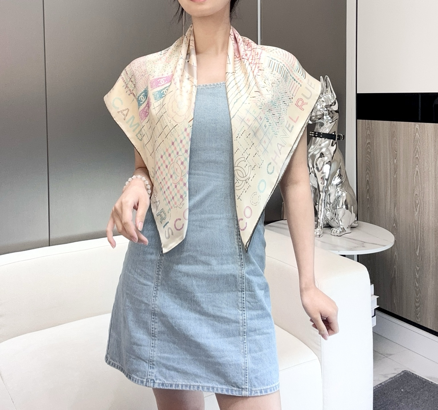 。品名   多彩康鹏
面料：真丝
尺寸：90*90
颜色：黑色 米白色
时尚就是经典不断变换的过程
经典