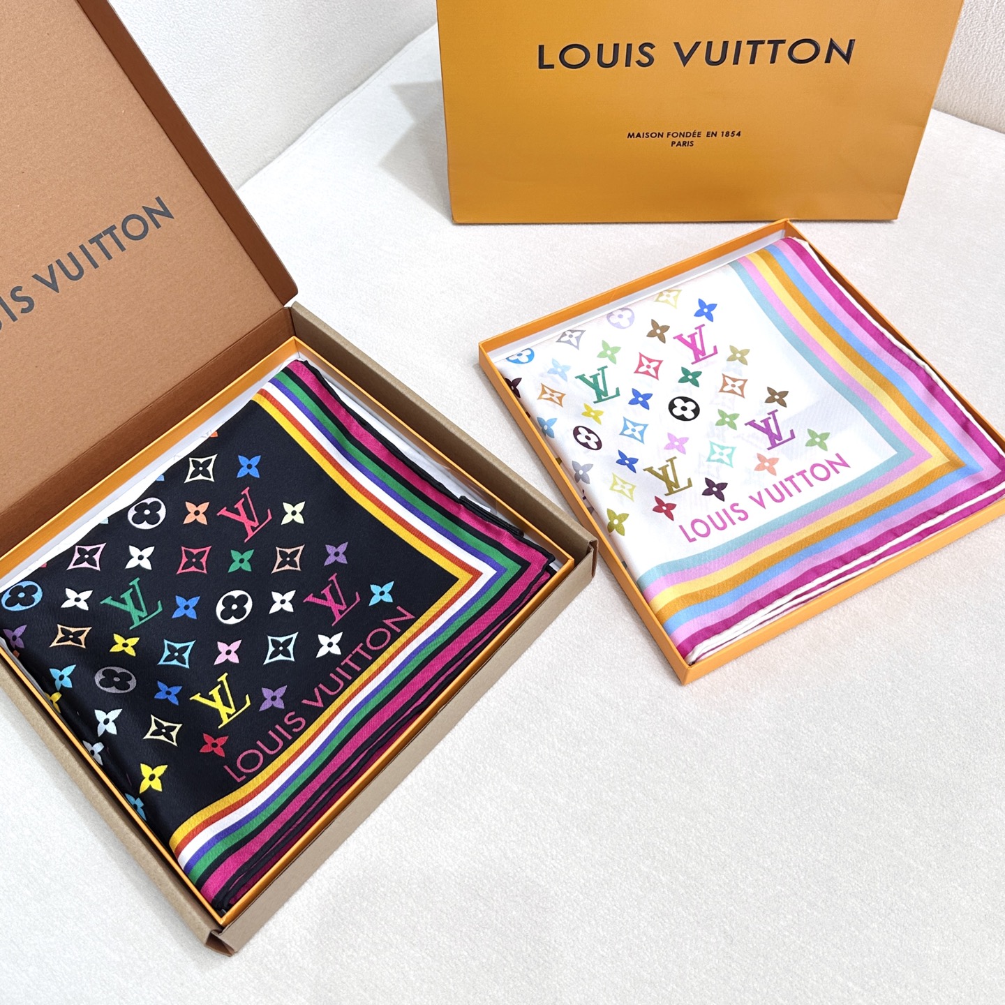 16姆米单面  18姆米双面      LV x TM 90 方巾
【18mm顶级真丝双面同色丝巾】
L